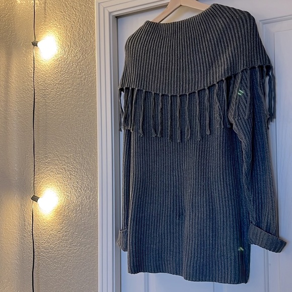 Boutique sweater with fringe, love ❤️ it but it’s too big for me! - Picture 6 of 8